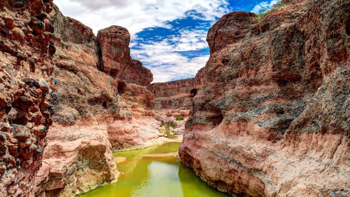 Explore spectacular dunes & canyons
